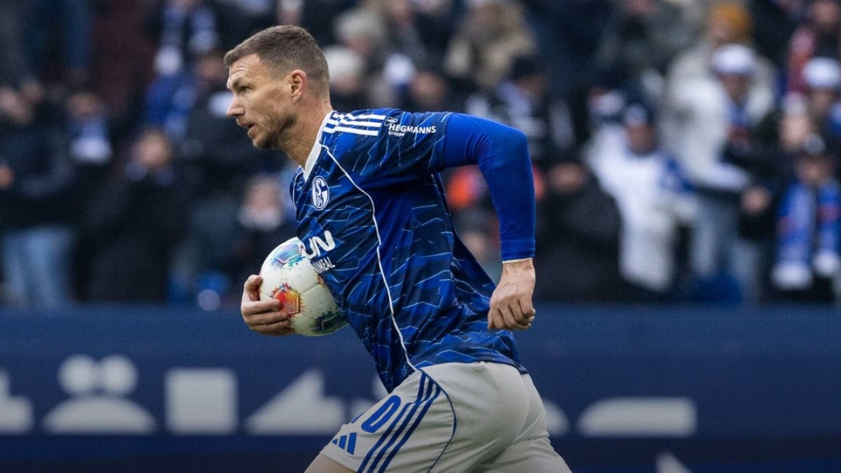 Edin Dzeko gollerine devam ediyor: Tecrübeli futbolcu Schalke'deki ilk maçında gol attı