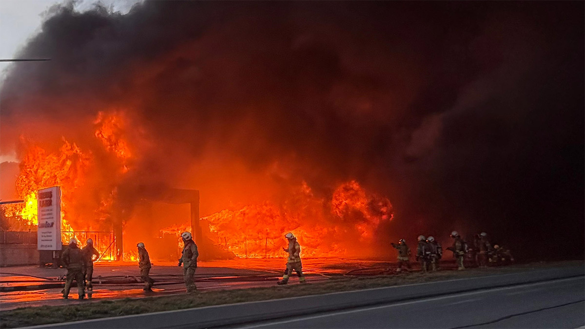 Büyükçekmece'de depo yangını! Dumanlar gökyüzünü sardı