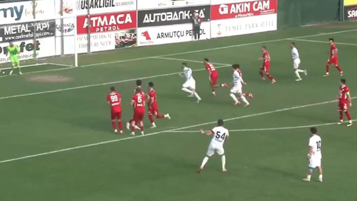 Türk futbolunda 'pes' dedirten anlar: 25 metreden füze gibi girdi, hakem 'devam' dedi