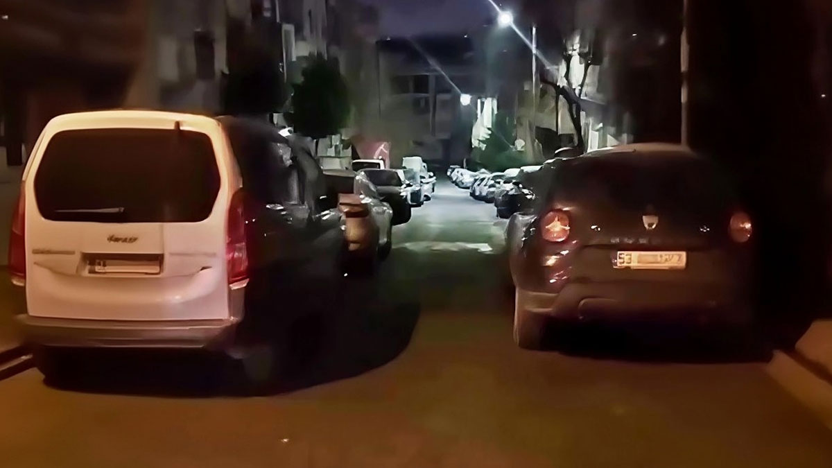 Medeniyetten nasibini almamış sürücüler sokağı kapattı!