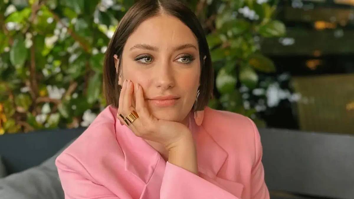 Hazal Kaya yaptı herkes çok konuştu! Ünlü oyuncunun esprili yanıtı güldürdü: ‘Daha Tarkan’la tanışmadım’