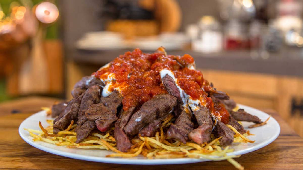 Bodrum’un efsane lezzeti evinize geliyor! Tam ölçülü, çıtır patatesli orijinal çökertme kebabı tarifi