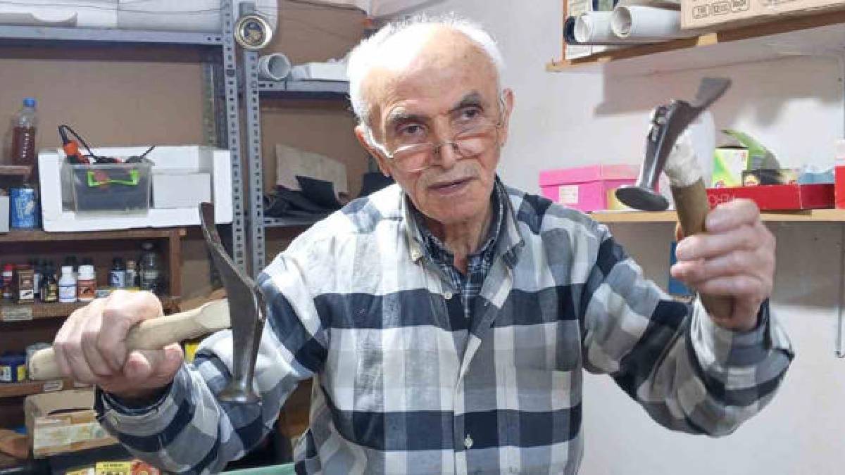 ‘Sadece dikmiyor, hatıraları yaşatıyoruz’ diyor! 76 yaşında teknolojiye kafa tutuyor: Mesleğinin unutulmasından korkuyor