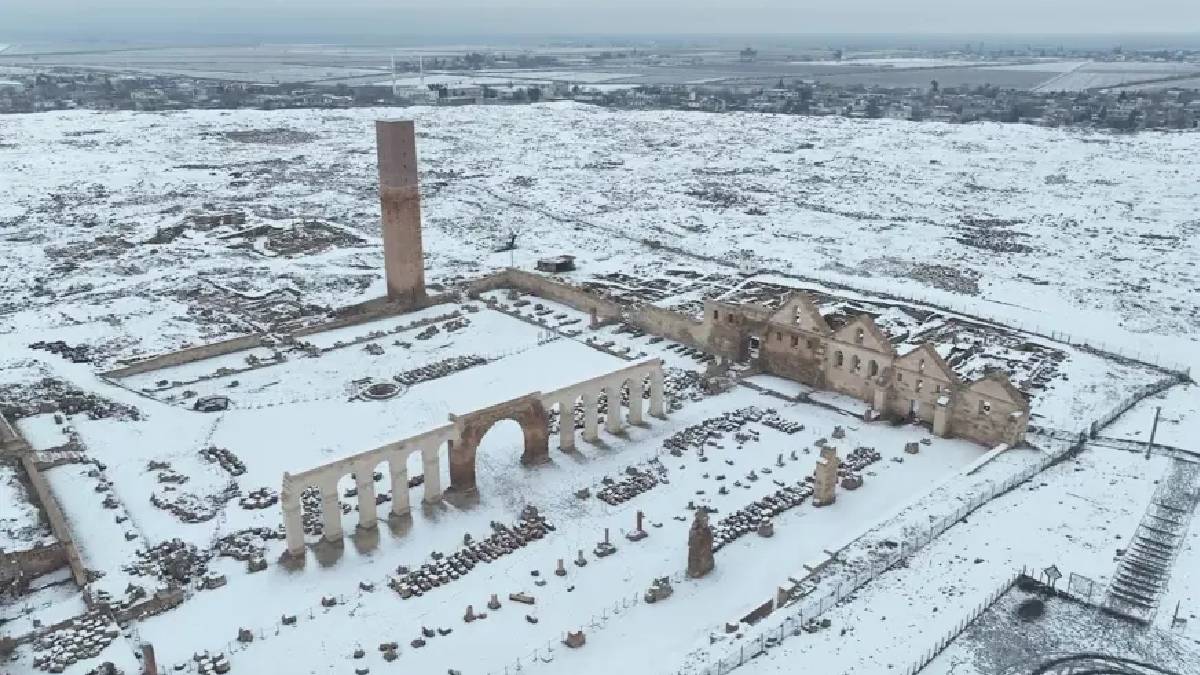 Yazın sıcaktan nefes aldırmıyordu şimdi beyaza büründü! Türkiye’nin en sıcak illerinden: Kar yağışı orayı da etkiledi