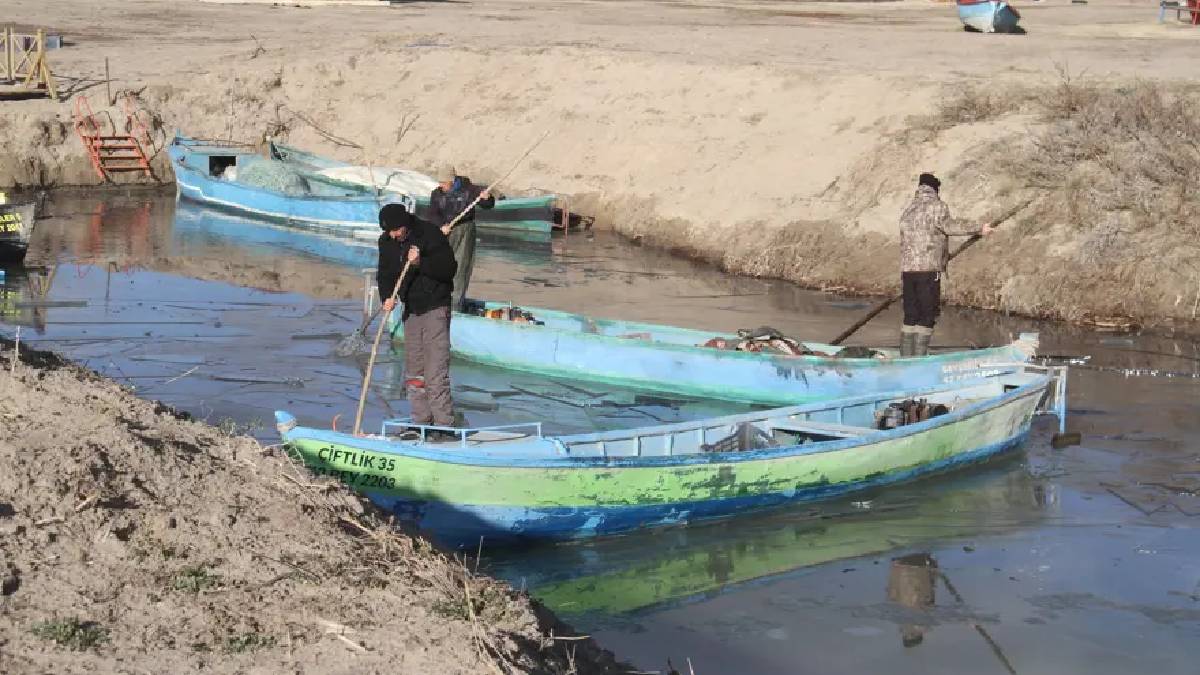 Balıkçılar dondurucu soğukla imtihan oluyor! Göle açılmak mümkün değil: Mesaiye buz arası verildi