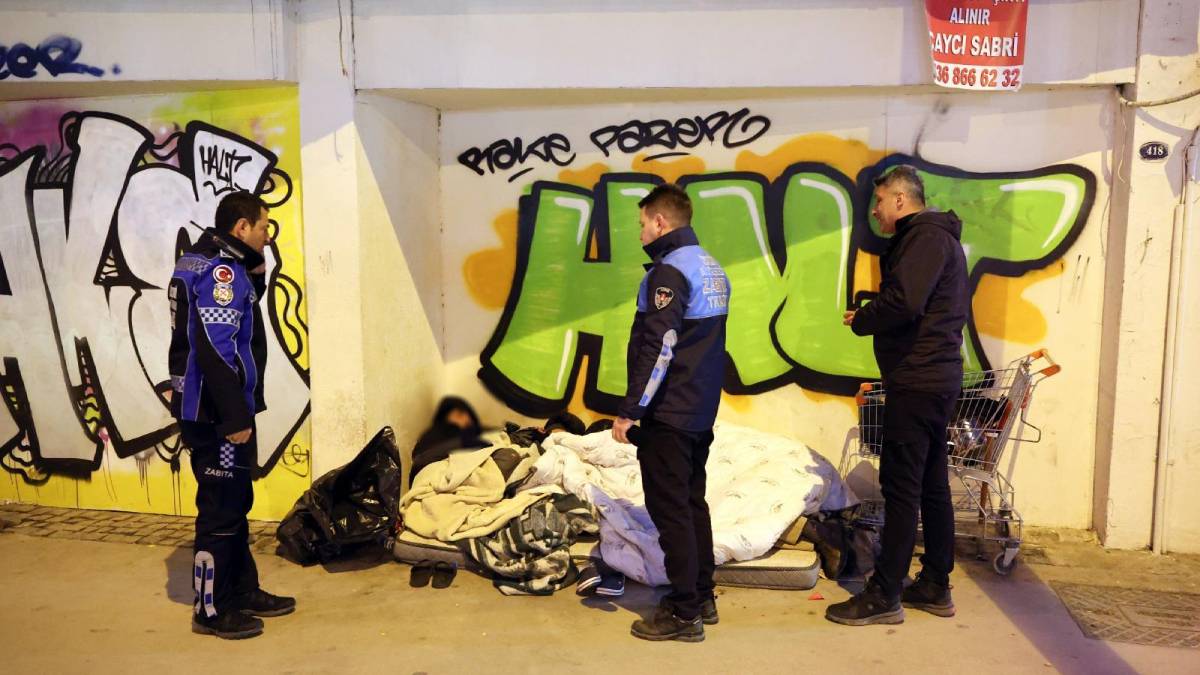 İzmir Büyükşehir ekipleri, sokakta yaşadığı tespit edilen kişilere ulaştı: Vatandaşlar sıcak bir alan için yönlendirildi