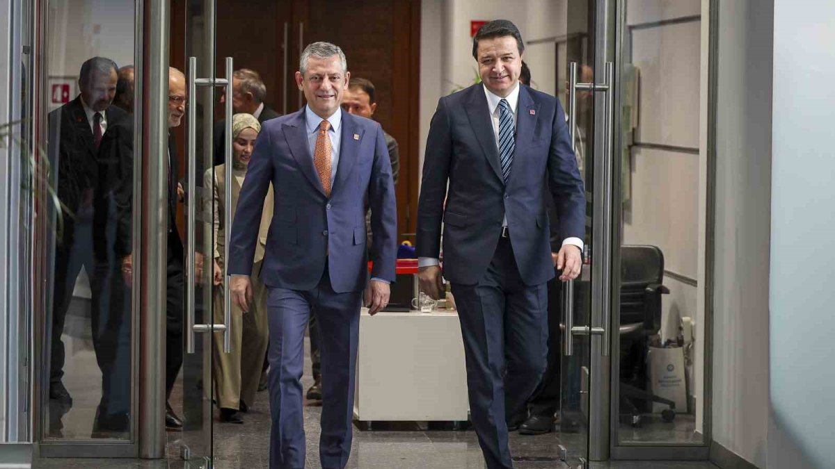 Özgür Özel ile Mahmut Arıkan görüştü: Gündemde erken seçim, ekonomi ve emekli maaşları vardı