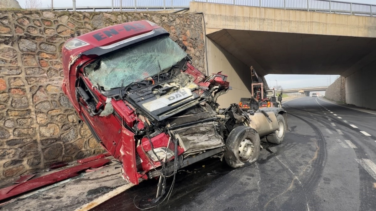 Alt geçit girişinde feci kaza! Tır hurdaya döndü, sürücü ağır yaralandı
