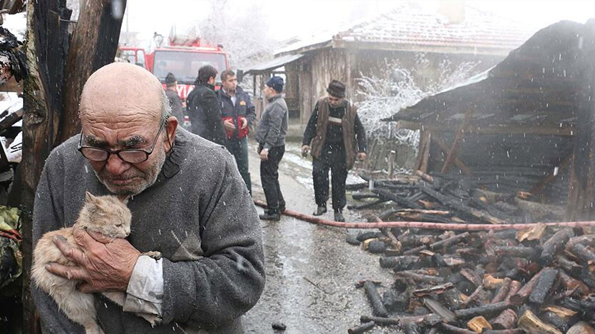 Yanan evinin önünde kedisine sarıldığı fotoğrafla tanınmıştı: Ali Meşe hayatını kaybetti