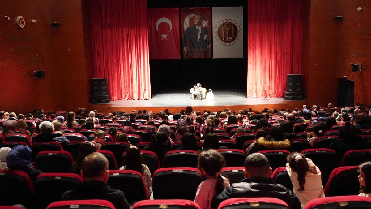 Çocuklar kukla gösterisi ve tiyatro oyunlarıyla hem eğlendi hem öğrendi