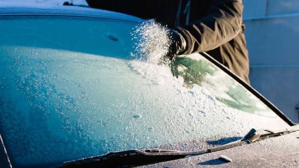 Buz kazımaya son! Camdaki buzları saniyeler içinde eritiyor: İşte her araçta bulunan o gizli silah