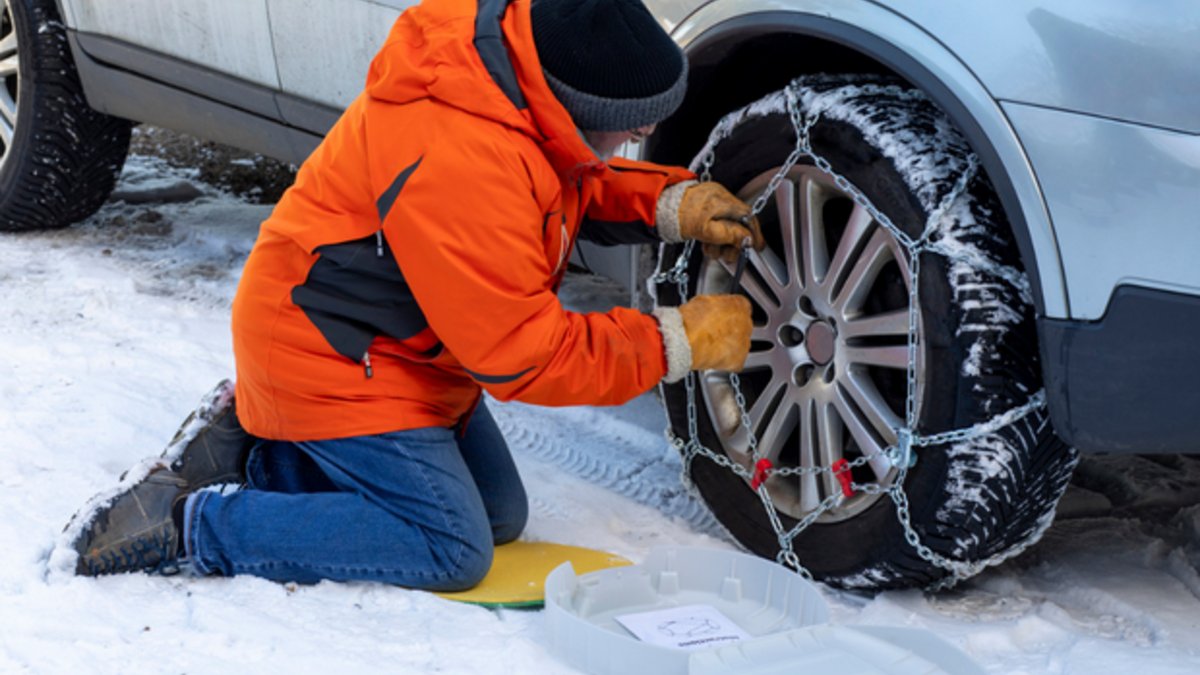 Kar zinciri gözünüzde büyümesin! Araba lastiğine zincir takarken hayati önem taşıyan 4 kural