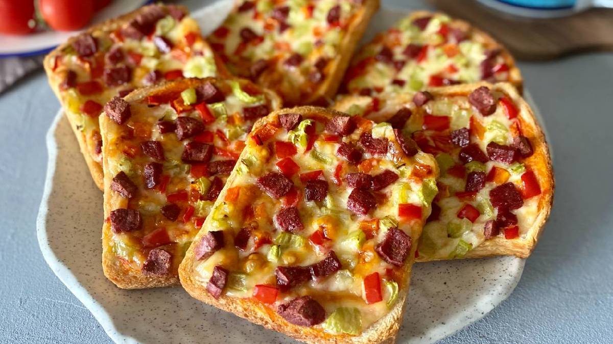 Kahvaltının yeni yıldızı: Bayat ekmekleri ziyafete dönüştüren pratik pizza!