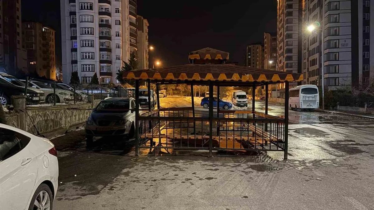 Fırtına sonrası film sahnelerini aratmayan olay! Şiddetli rüzgar kamelyayı söküp yola kondurdu