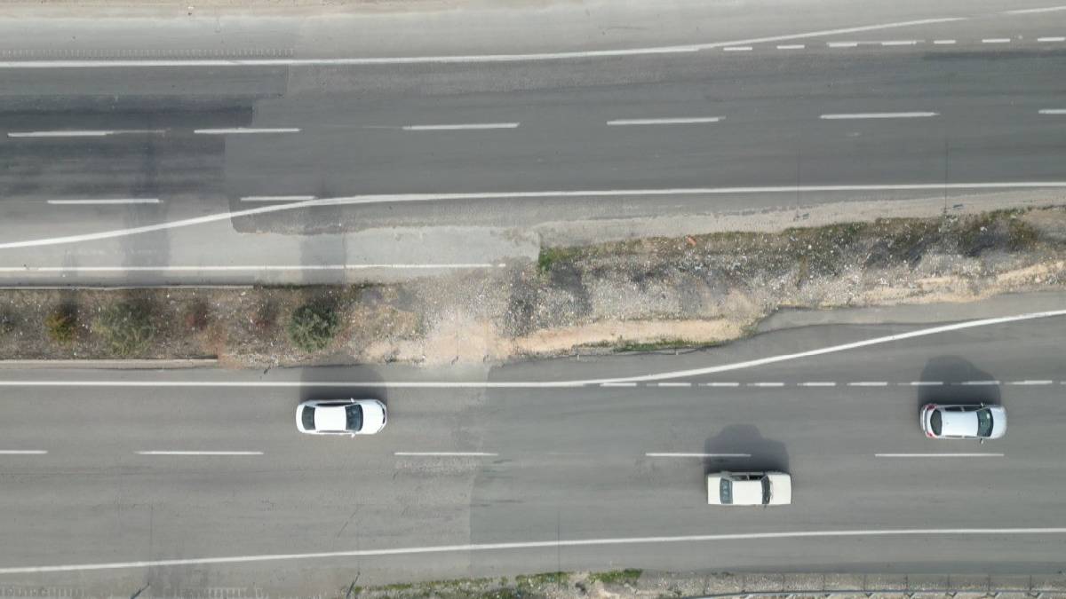 6 Şubat'ın korkunç gücü asfalta böyle yansıdı: Yol tam 7 metre kaydı, şeritte giden araç kendini bir anda tarlada buluyor