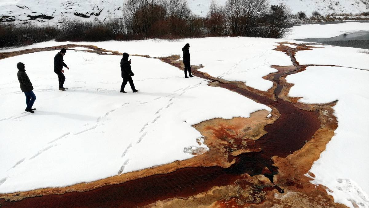 Dünyada böylesine az rastlanıyor! Türkiye’nin ‘Doğal anıt’ gölü: Kırmızı rengi ve kar manzarasıyla hayran bırakıyor