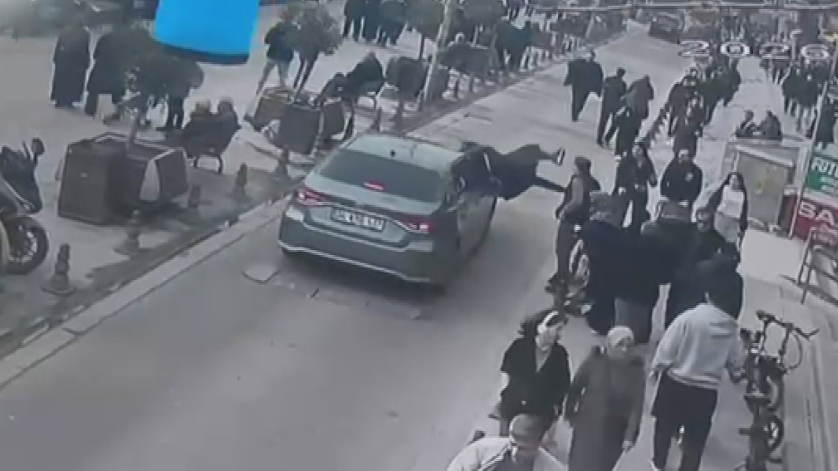 Sultanbeyli’de otomobilin çarptığı yaya takla atarak yaralandı: Kaza anı kamerada