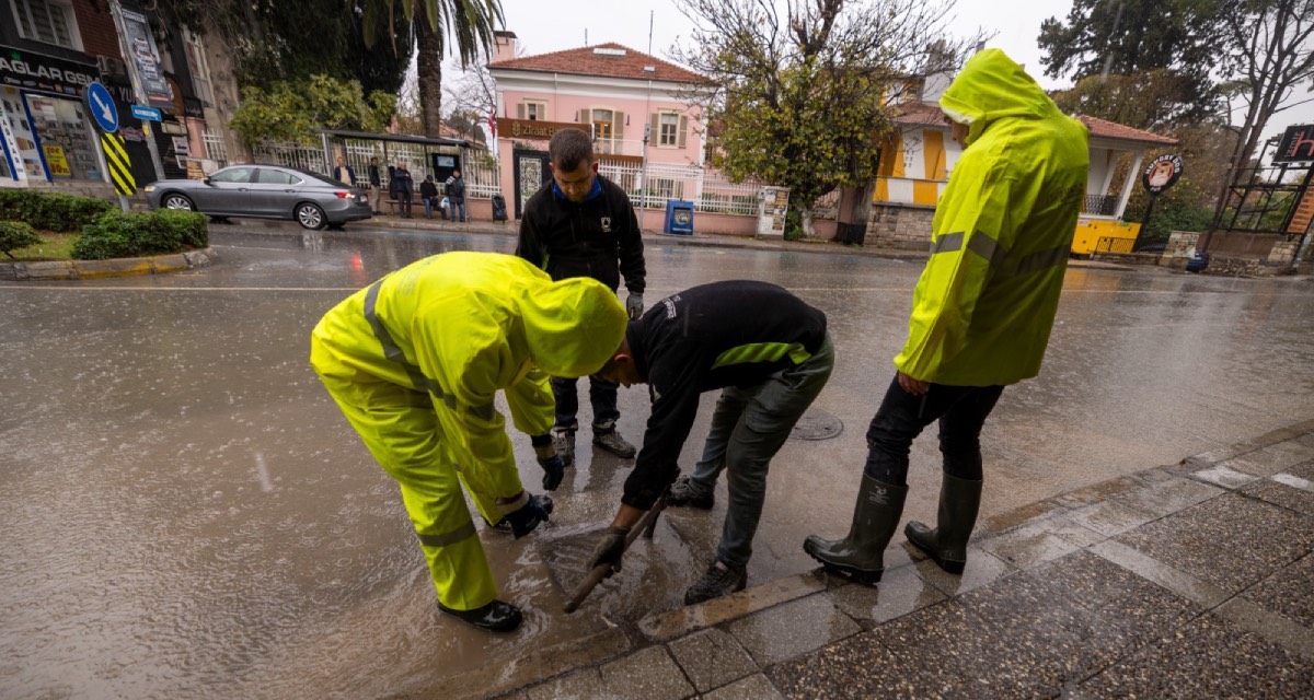 İzmir’de sağanak yağış ve fırtınaya müdahale çalışmaları sürüyor