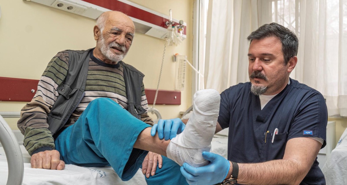 İzmir’de 83 yaşındaki hastanın diyabetik ayak tedavisinde ampütasyon önledi