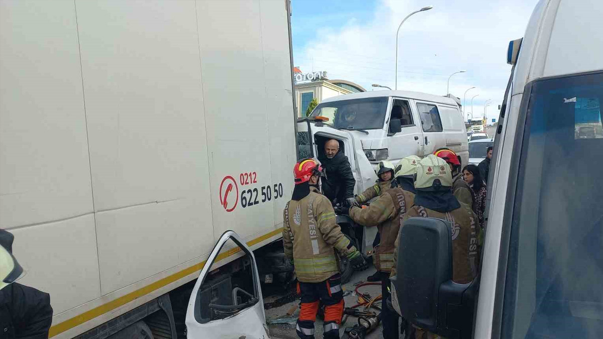 Bağcılar’da kontrolden çıkan çekici park halindeki araçlara çarptı: Kaza anı kamerada