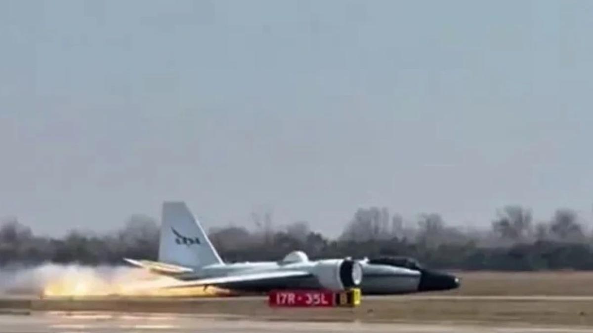 NASA araştırma uçağında faciadan dönüldü: İniş takımları açılmayan uçak gövde üzerine indi