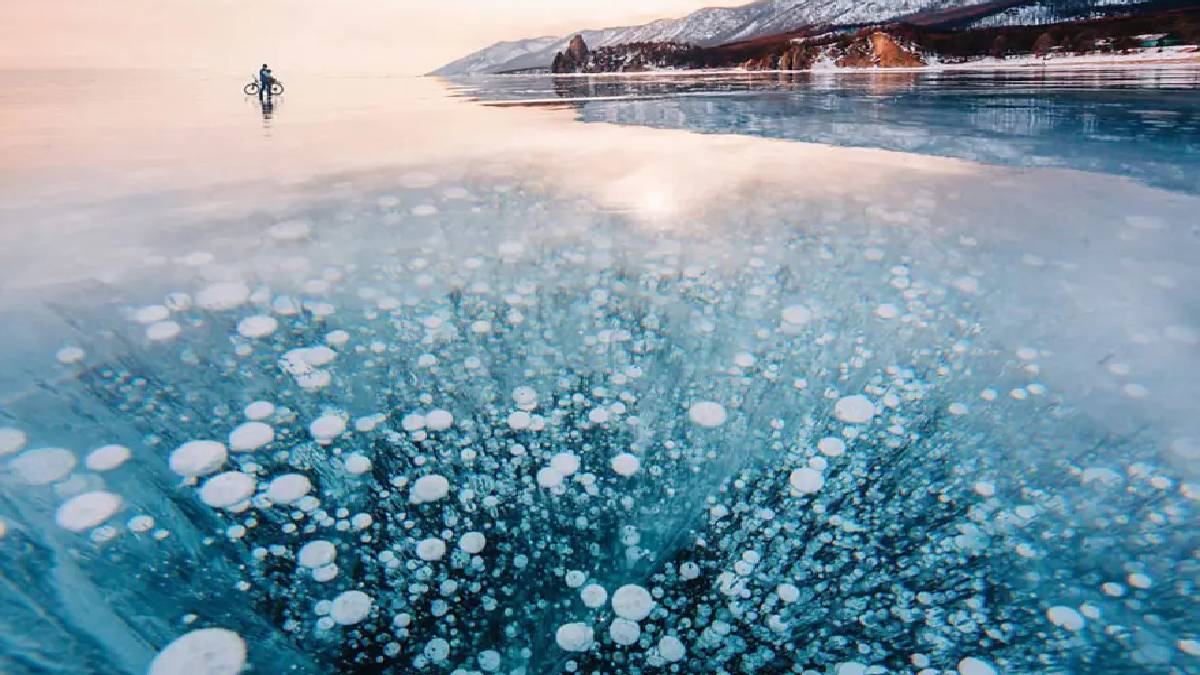 Donmuş göl yüzeylerine cam gibi dizilmiş bu yapılar sizi şaşırtmasın! Organik kalıntıların izlerini taşıyor…