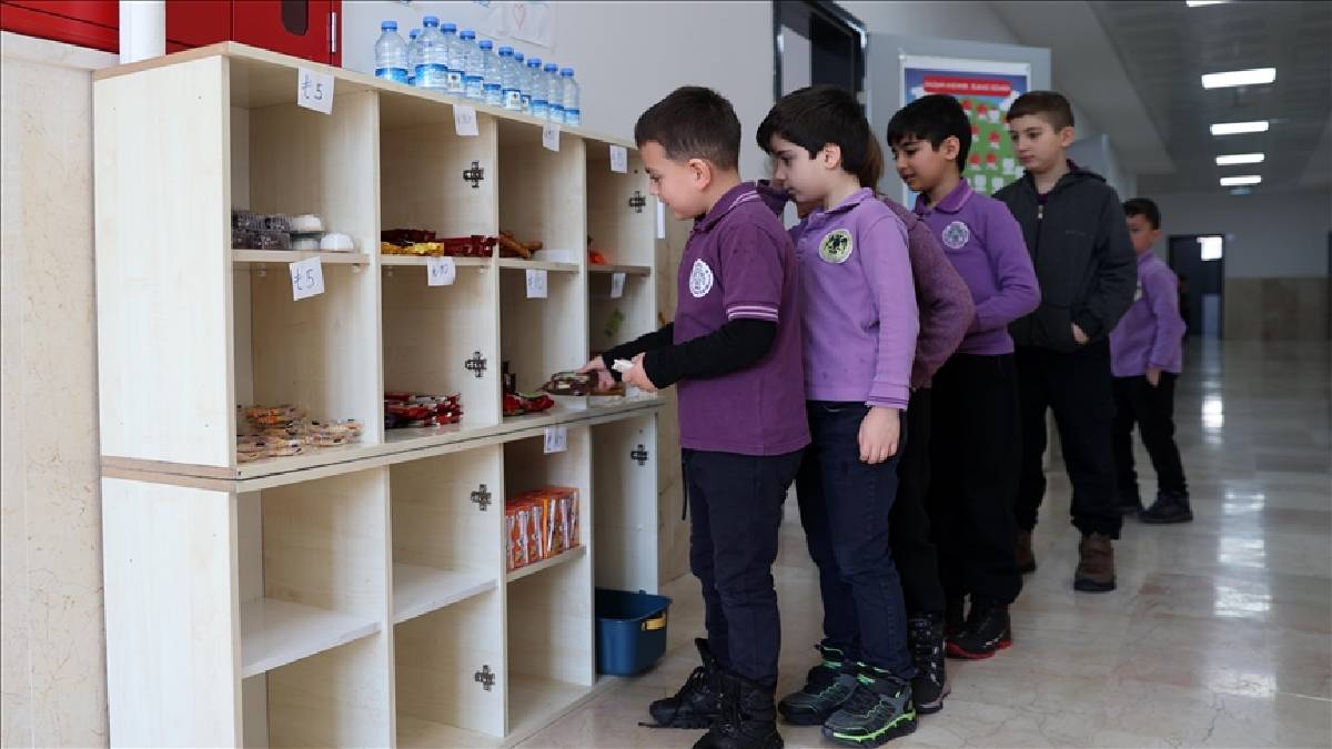 “Dürüstlük dolabı” kazanacak! Bu okulda kasiyer yok! Öğrenciler ödemesini kendi yapıyor