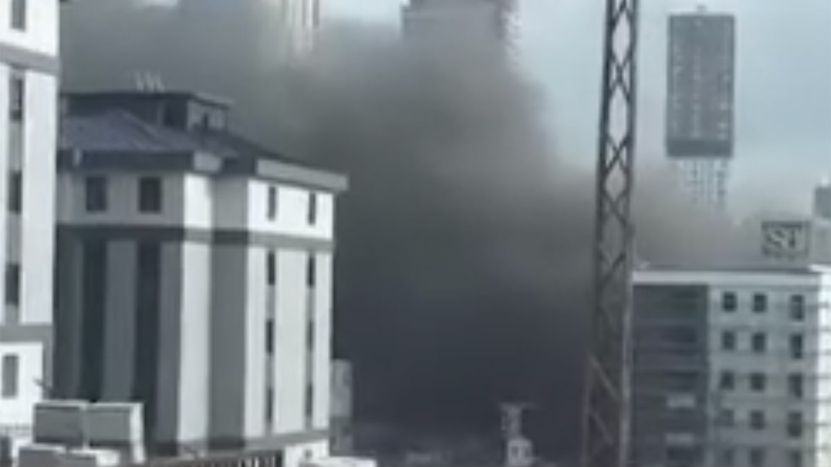 Başakşehir'de şantiyede yangın! Çok sayıda itfaiye ekibi sevk edildi