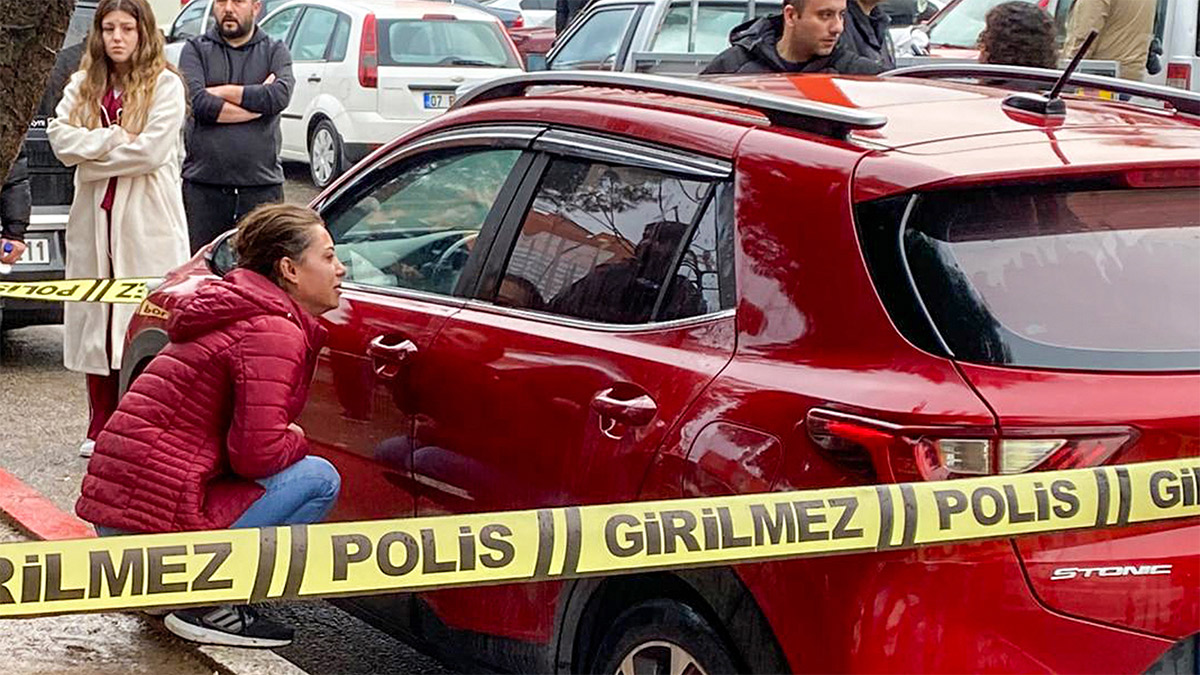 Otomobilde hayatını kaybetti, eşi aracın başında ağladı: "Ne olur kalk aşkım"