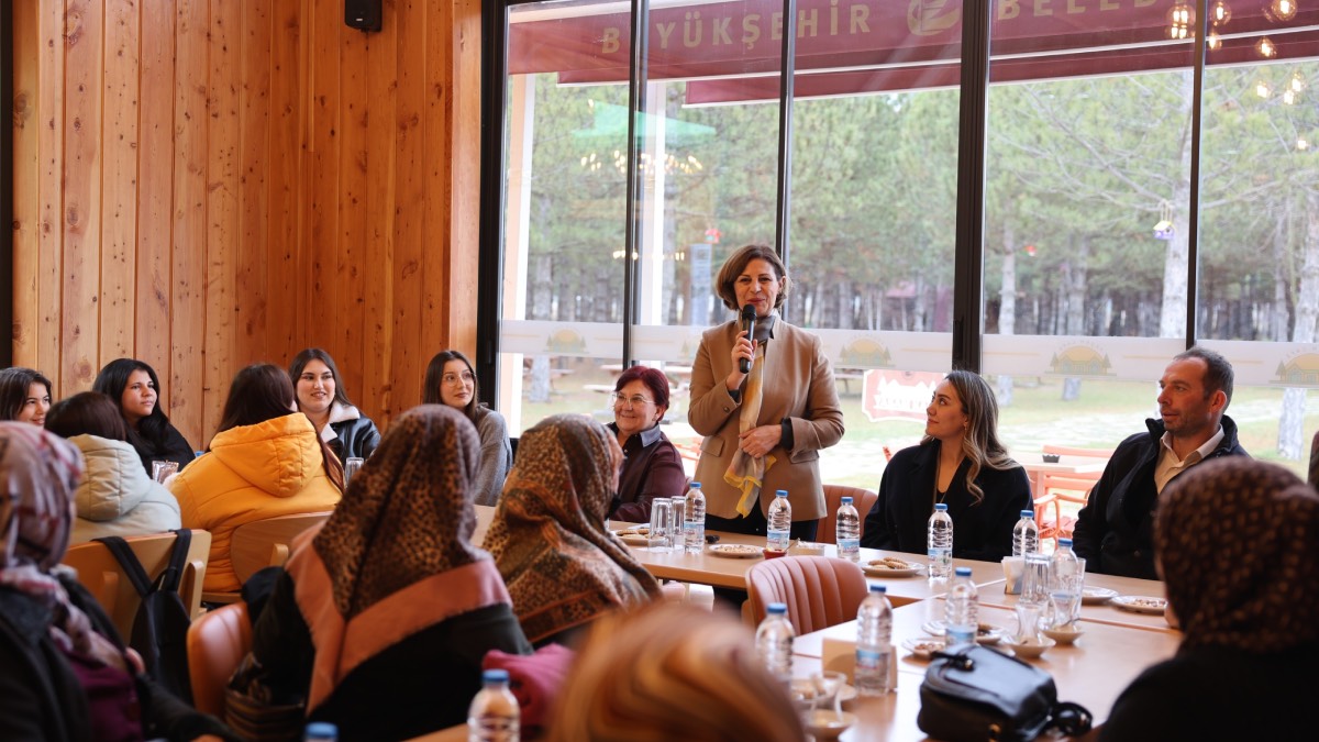 Eskişehir Büyükşehir Başkanı Ünlüce, Mahmudiye’li kadınlarla buluştu