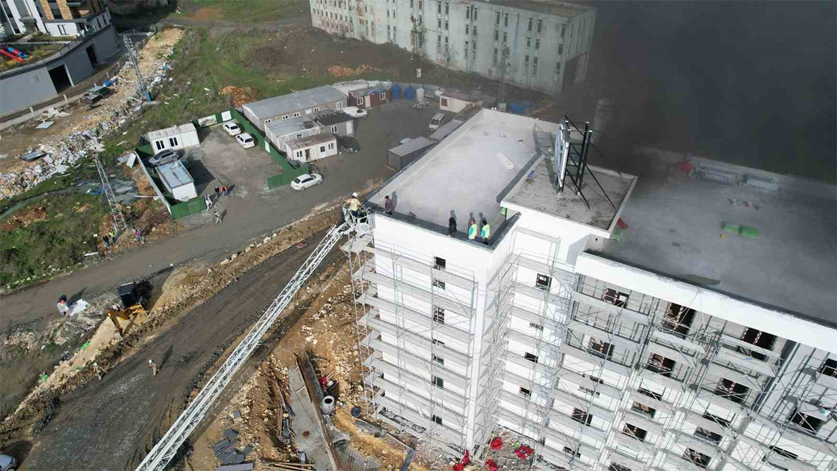 Başakşehir'de şantiyede yangın! Çok sayıda itfaiye ekibi sevk edildi
