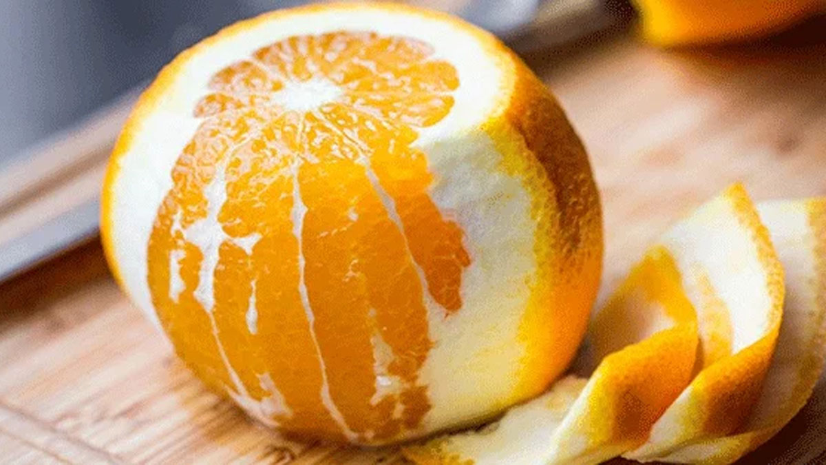 Duyanlar şaşkına dönüyor! Portakalın beyaz liflerini elma gibi soyup yerseniz bakın ne oluyor?