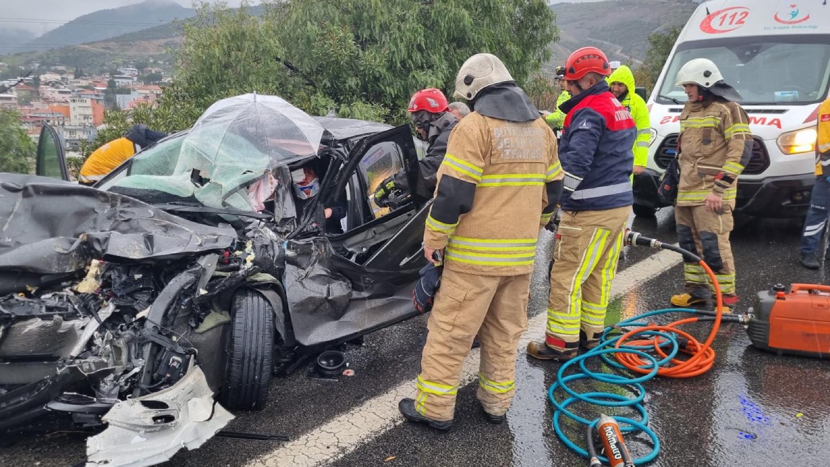 İzmir’de zincirleme trafik kazasında yaralı kurtarıldı
