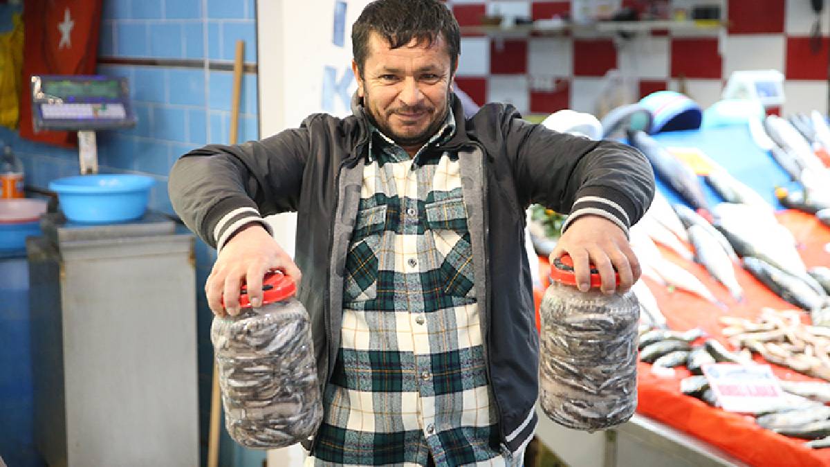 Hamsinin mevsimi geçmeden hazırlık başladı! Sofralar 4 mevsim bu lezzetle şenleniyor: Kilosu 1500 TL’den satışa sunuluyor