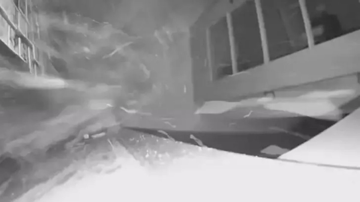 Sıfır dairenin tavanı bir anda çöktü! Aile şaşkına döndü: O anlar güvenlik kamerasına yansıdı