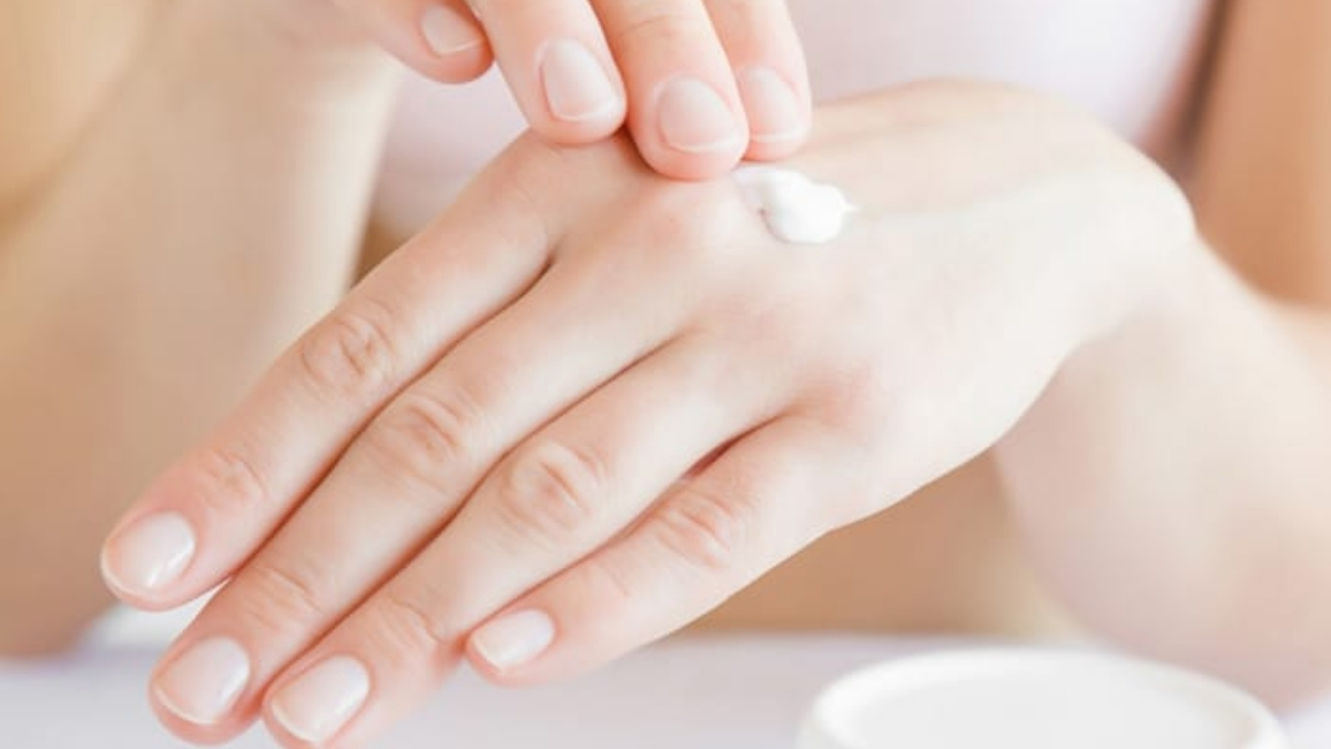 Ellerinizi nemlendirirken tırnaklarınızı güçlendiriyor! Sadece 4 malzemeyle yapılan doğal karışım