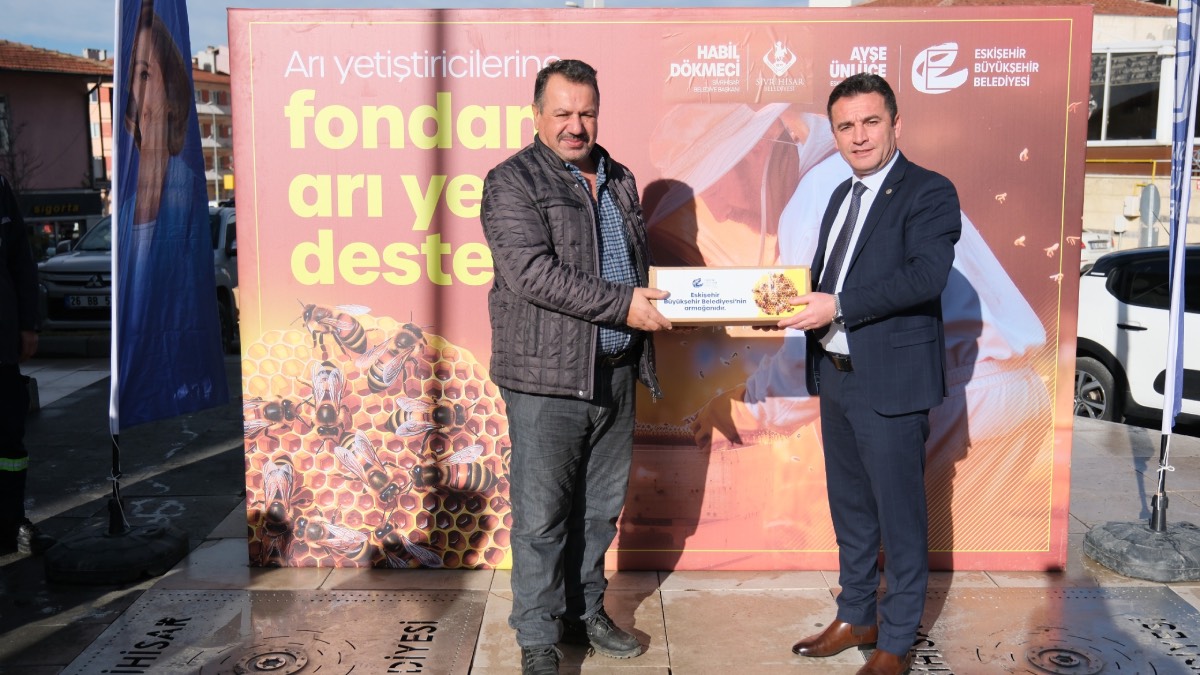 Eskişehir Büyükşehir Belediyesi’nden arı yetiştiricilerine fondan arı yemi desteği