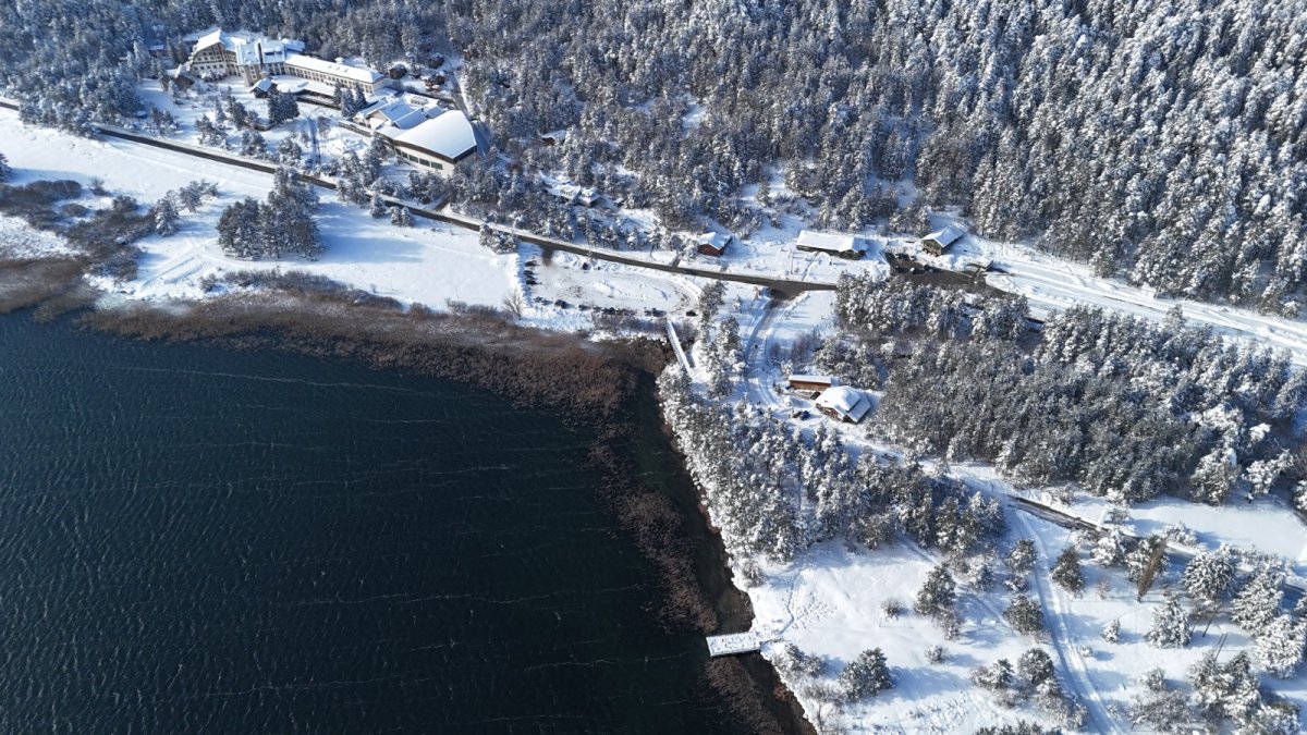 Abant’ta sömestir coşkusu: Donan göl manzarası eşliğinde kar keyfi!