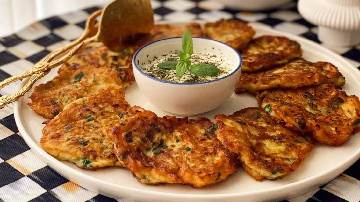 Hem sağlıklı hem de doyurucu! Denemeyen kalmasın: Fırında Sebzeli Mücver Tarifi