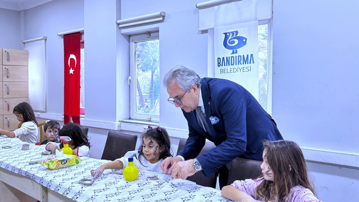 Bandırma Belediye Başkanı Mirza, çocuk atölyelerinde miniklerle buluştu