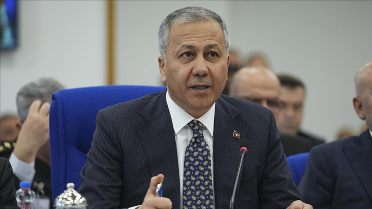 Saatte 300 km hızla gidiyordu ama yakalandı! Bakan Yerlikaya duyurdu