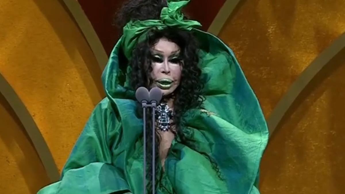 Bülent Ersoy sonunda ikna oldu! Müjdat Gezen’den yıldızlar karması: Gırgıriye sahneye dönüyor, assolist Bülent Ersoy