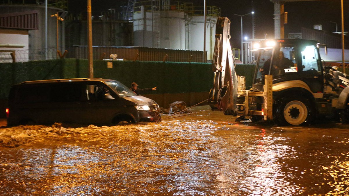 Çanakkale'de sağanak yağış: Kepez Çayı taştı