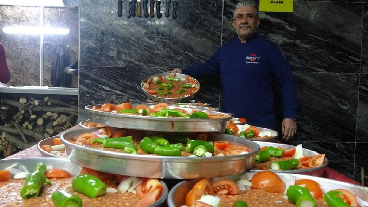 10 yaşında pişirmeye başladı, tescilli ürünü herkese sundu! Bu lezzet gerçekten damak çatlatıyor: Porsiyonu 220 TL