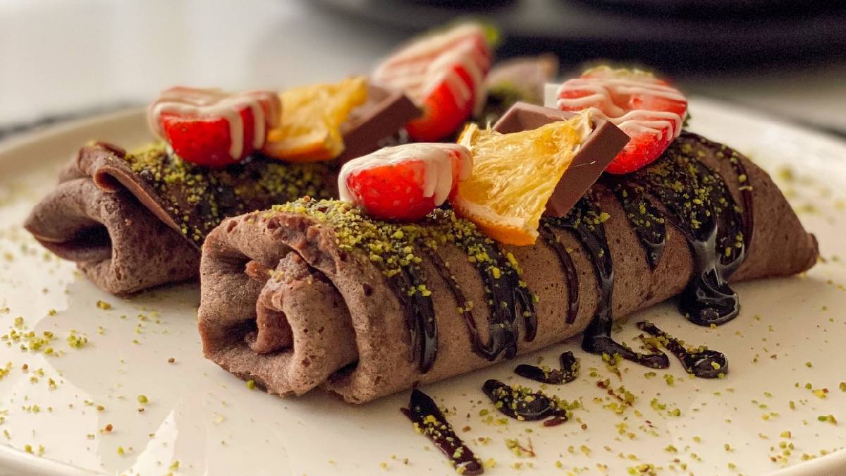 Kahvaltı yapmayan çocuğunuz sofradan kalkmak istemeyecek! 15 dakikada tabakta: Enfes çikolatalı krep tarifi