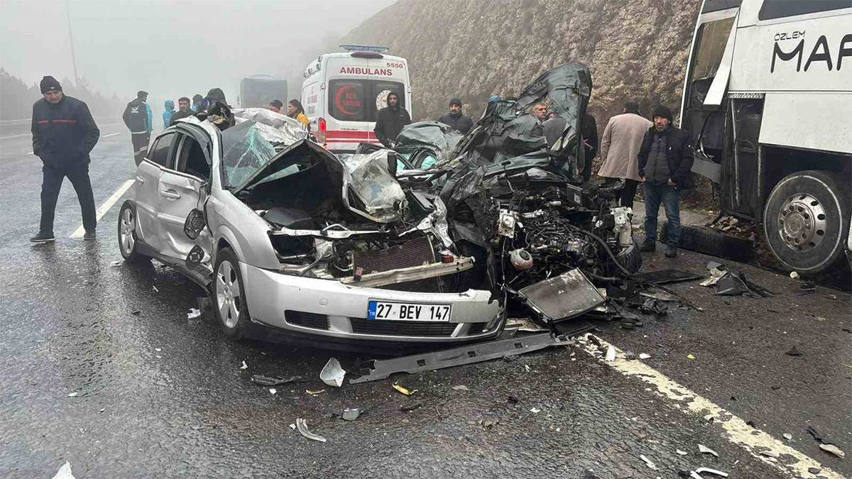 Gaziantep-Şanlıurfa yolunda sis nedeniyle zincirleme kaza: Çok sayıda araç birbirine girdi