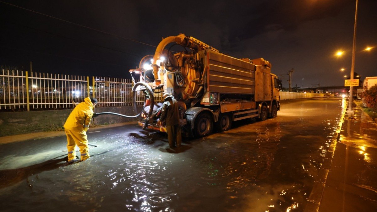 İzmir Büyükşehir sağanak yağış nedeniyle sahada çalışmalarını sürdürüyor