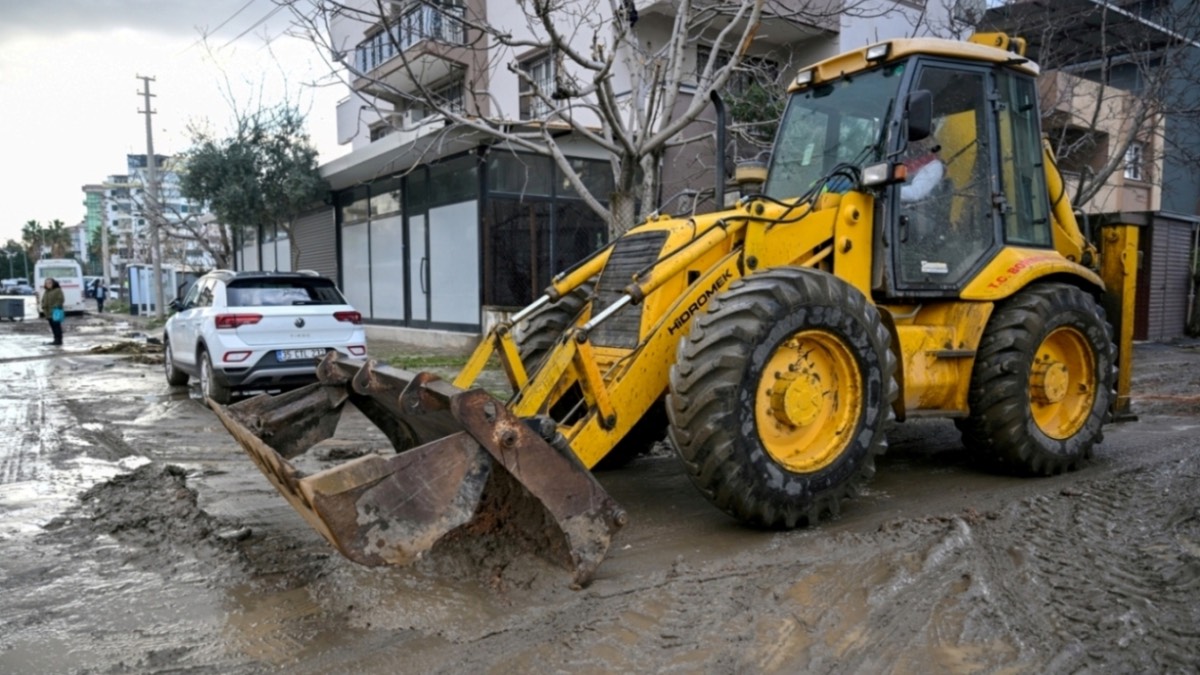 Bornova’da yoğun yağış sele neden oldu