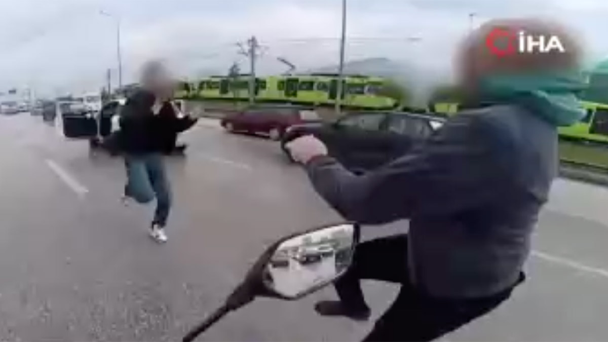 Bursa'da yol verme kavgasında sürücüler birbirine uçan tekmeyle saldırdı! O anlar kamerada