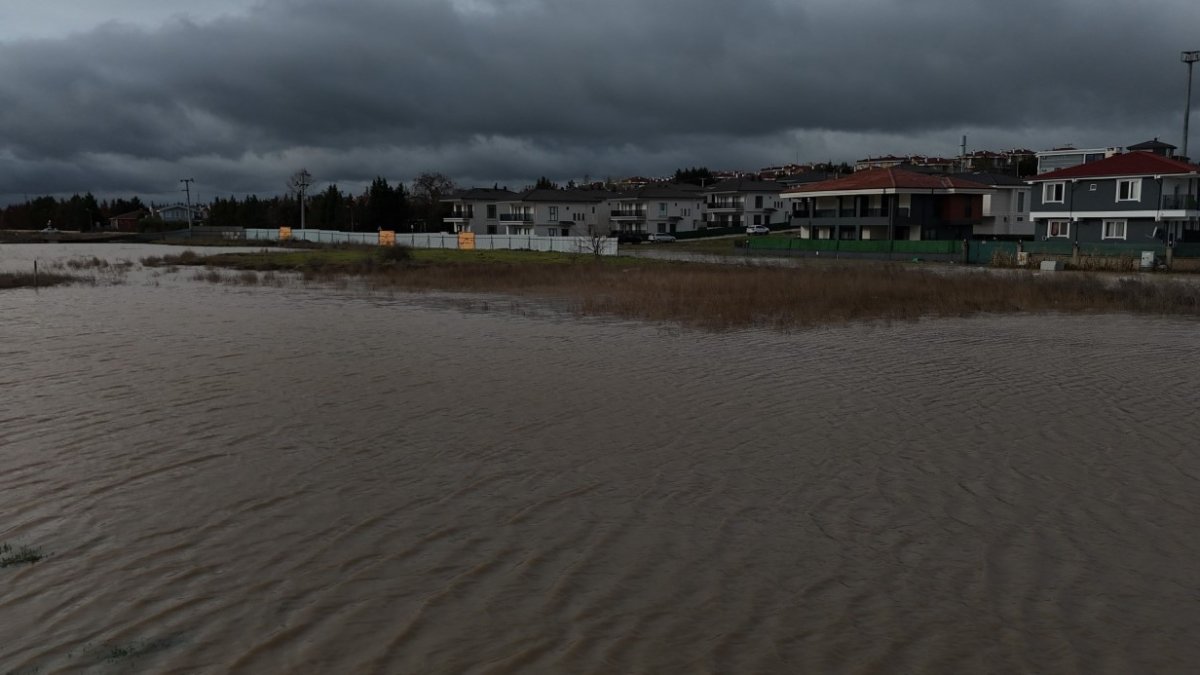 Sağanak koca yolu göle çevirdi! Milyonluk villalar sular altında kaldı
